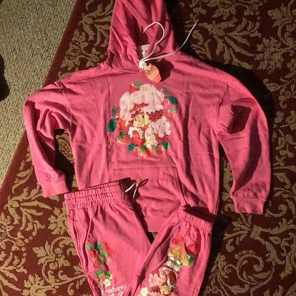 Licensed Strawberry Shortcake sweat outfits, hoodie and sweatpants. - Picture 2 of 3